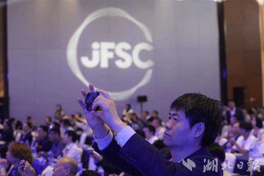 2025九峰山論壇暨化合物半導體產業博覽會在中國光穀科技會展中心開幕,中外嘉賓聆聽行業最新成果發佈。