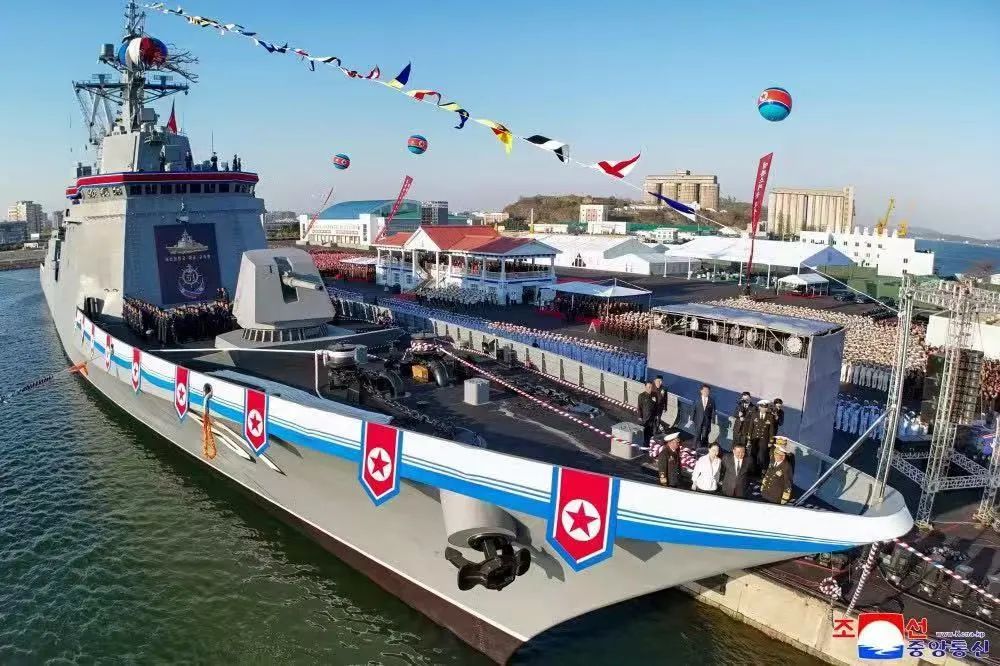4月25日,北韓人民軍海軍新型驅逐艦下水典禮舉行。圖/朝中社
