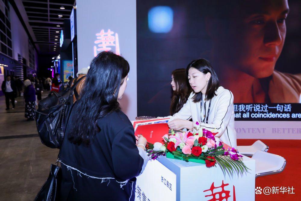 2025年3月17日,香港国际影视展上的华策展台的工作人员在推介项目。新华社发(受访者供图)