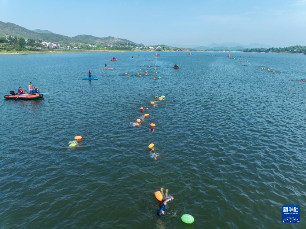 4月26日,選手在浠水縣參加「鄉村鐵人三項」比賽。新華社發(楊洋攝)