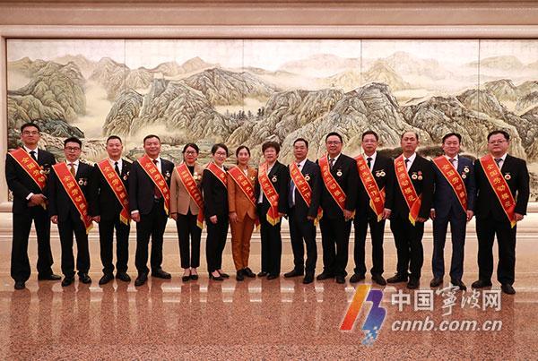 宁波劳模和先进工作者在北京的合照