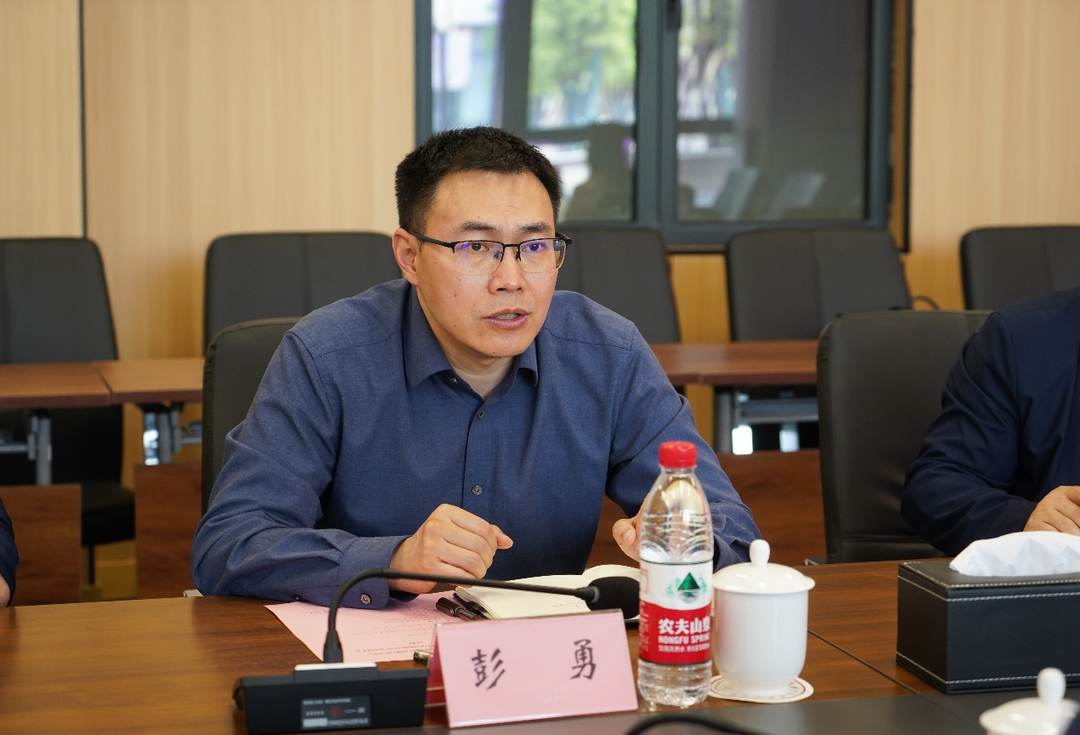 校黨委委員、副校長彭勇介紹學校概況,並進行現場交流