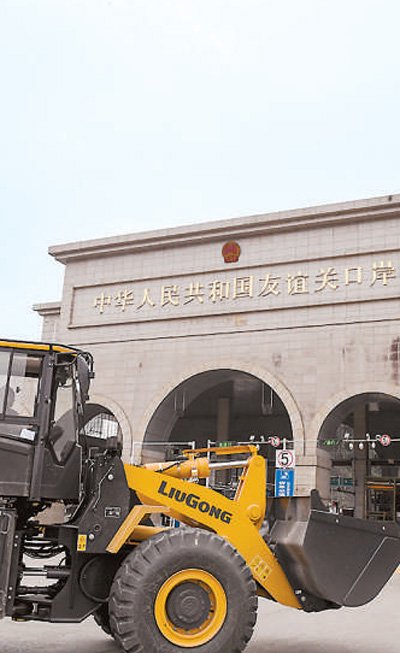 在廣西憑祥友誼關口岸,一批裝載機駛過口岸出口越南。新華社記者 曹禕銘攝