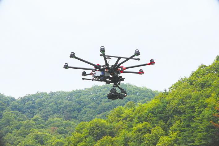 圖為:護林員使用無人機參與護林。 (湖北日報通訊員 魏家鋒 攝)
