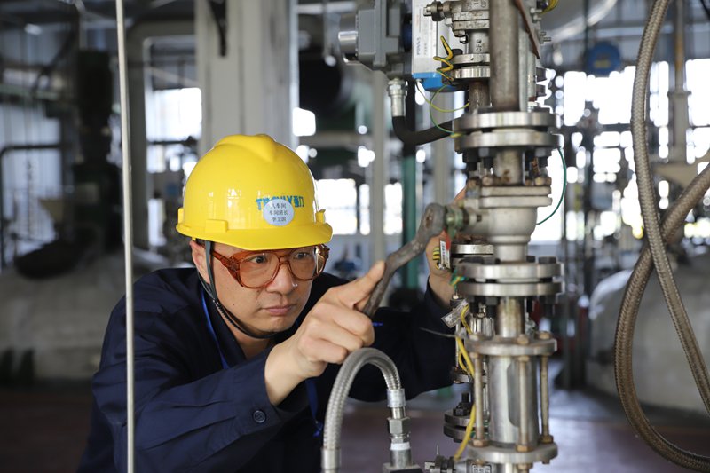 常州強力先端電子材料有限公司工人操作工藝控制關鍵控制點。受訪者供圖