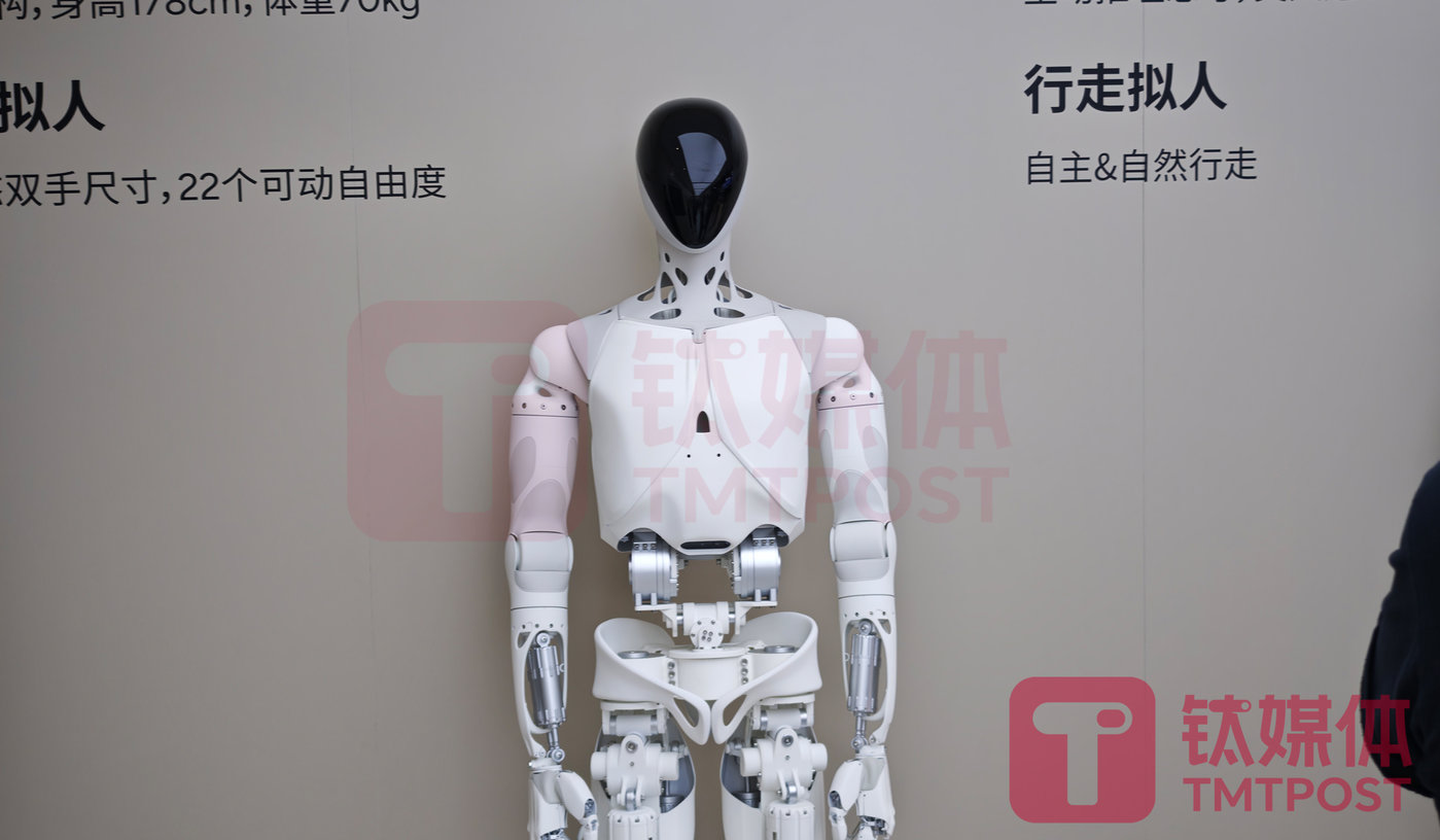 小鵬AI人形機器人IRON