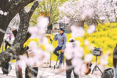 遊客在西藏自治區林芝市嘎拉村唱歌。新華社記者 丁增尼達攝