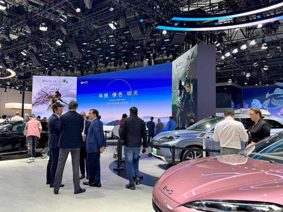 圖為參加上海車展的外國友人們,21世紀經濟報導記者拍攝