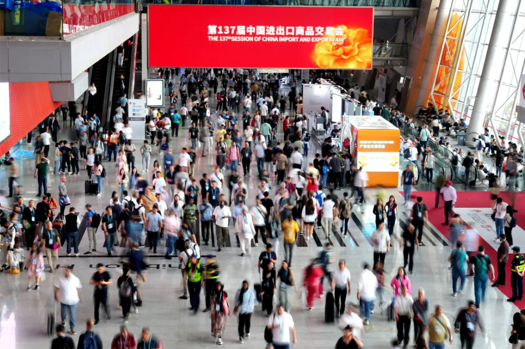 广交会展馆内人头攒动。(图源:广州日报)