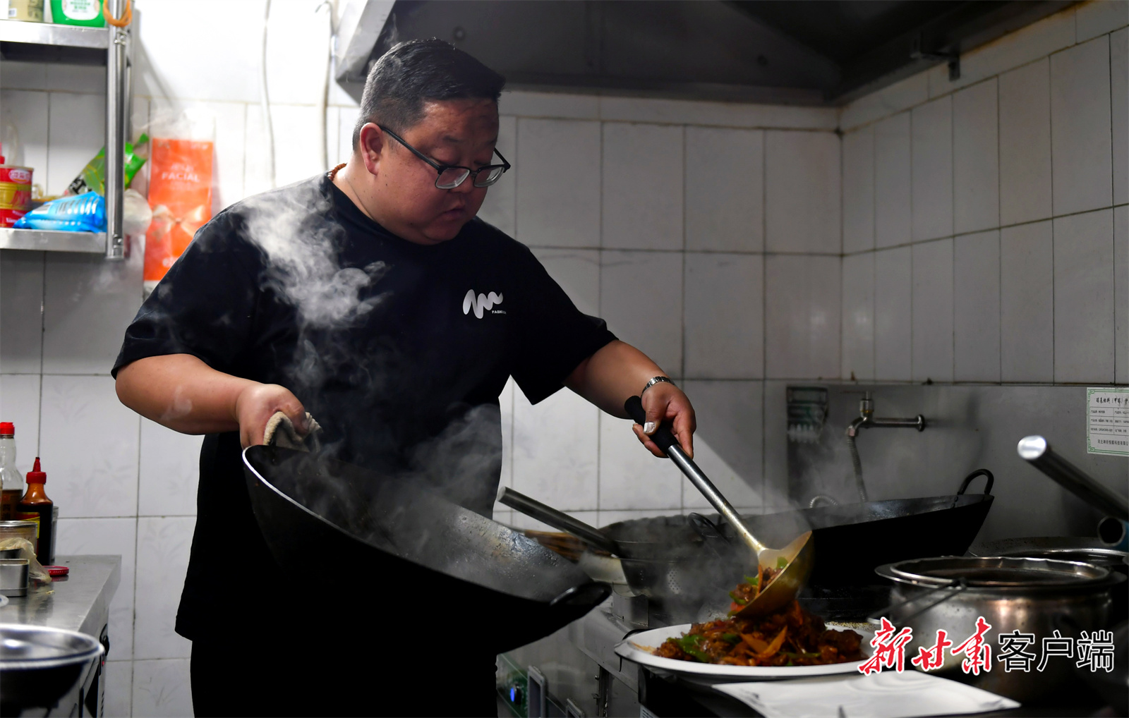 盛金林家的農家樂主廚正在為客人燒菜。新甘肅·甘肅日報記者馬伊星攝