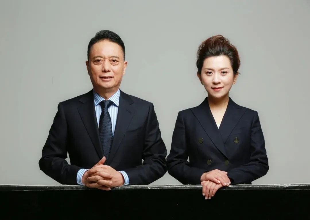 张代理(左)与张蕴蓝(右)