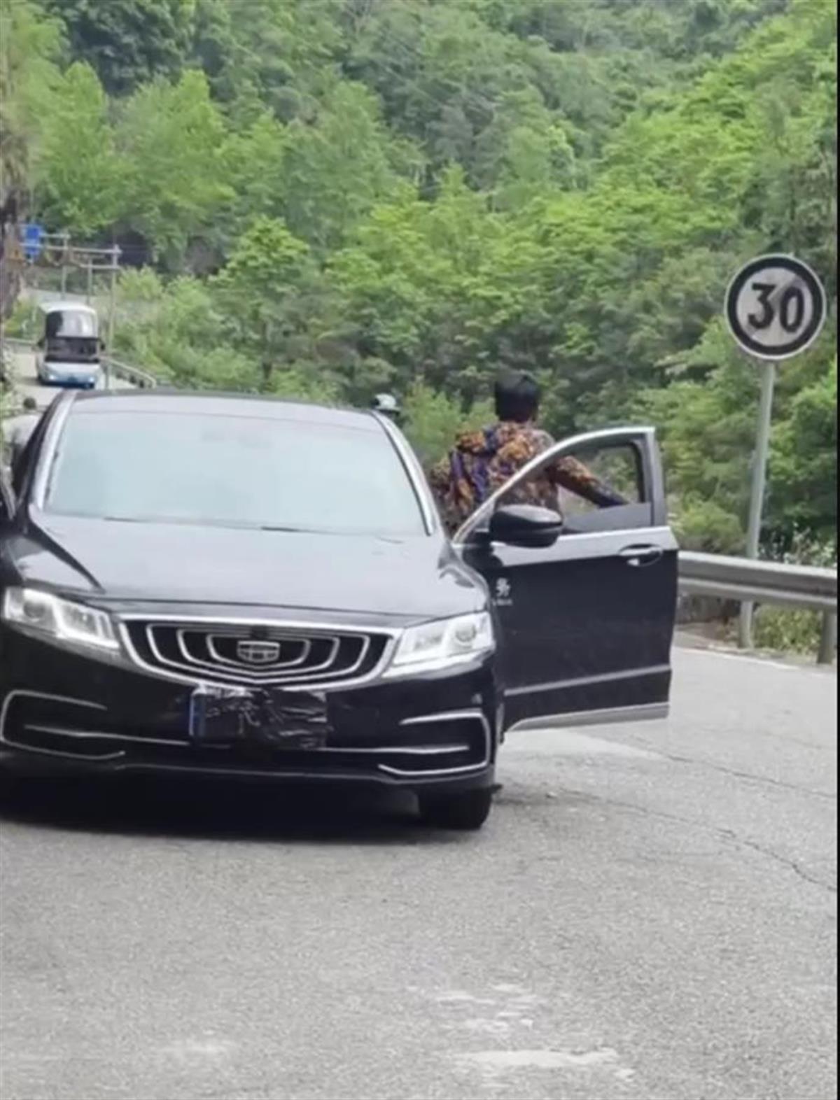 极目锐评|风景区内“公务车”遮挡前后牌？是否公车私用需要权威回应