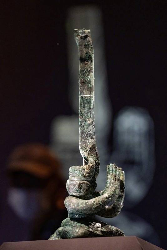 青銅扭頭跪坐人像(三星堆博物館供圖)