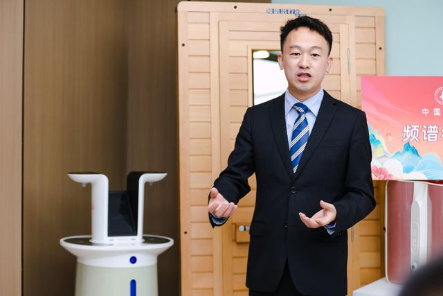 骏丰科技首席市场官陈特军介绍JF-139C频谱水治疗仪(主办方供图)