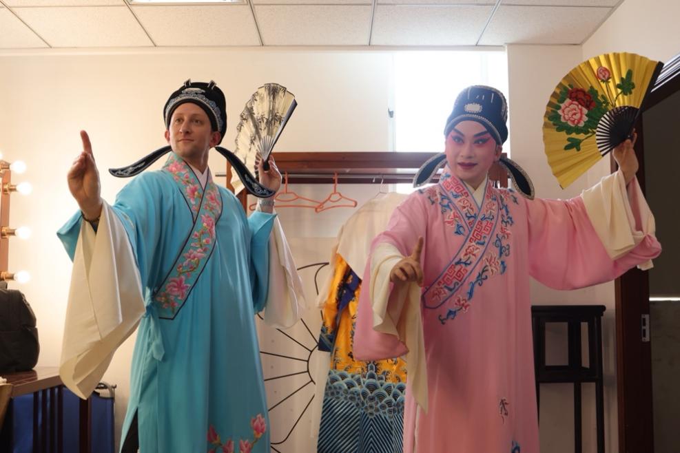 ▲伊凡體驗廣州非遺粵劇表演