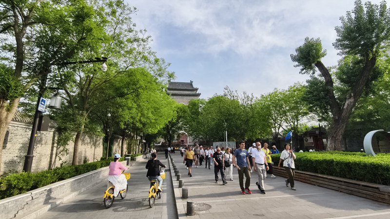 外國遊客遊覽北京鼓樓。人民網記者 李楠樺攝
