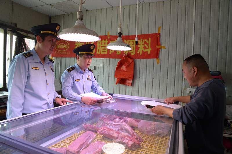 通州区市场监管局工作人员开展节前食品安全检查。通州区市场监管局供图