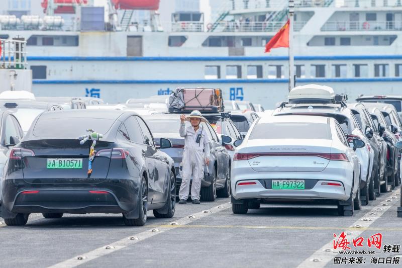 4月29日,新能源车专用运输船“绿源一号”搭载着新能源车辆驶离海口秀英港。记者 苏弼坤 摄