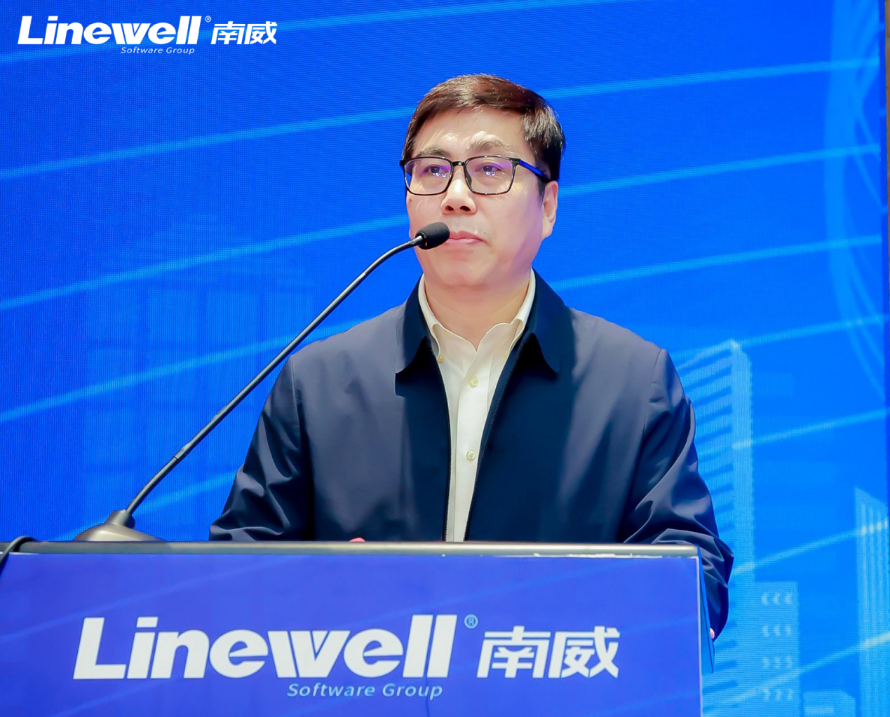 中国软件行业协会常务副秘书长陈宝国致辞(图片来源:南威软件)