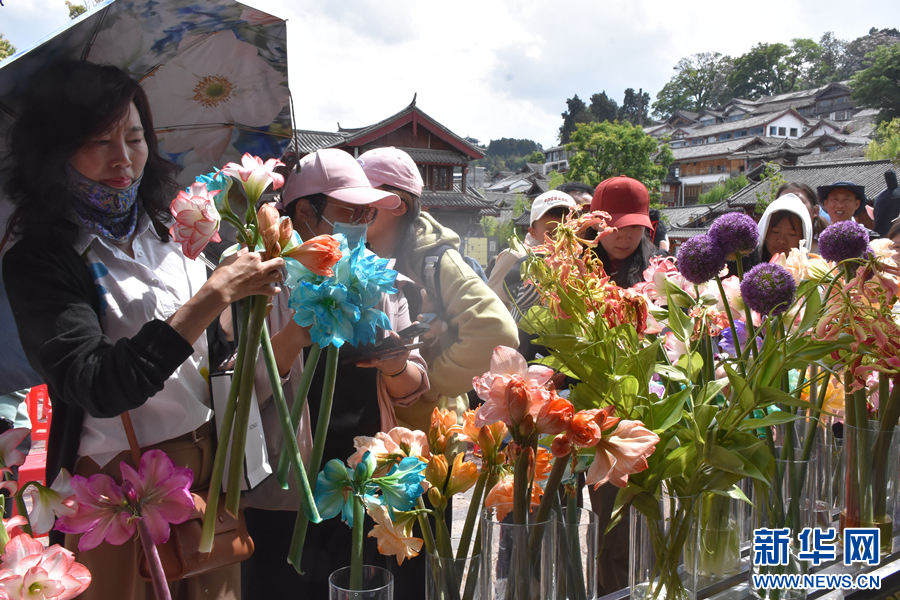 市民和游客正在选购鲜花(4月29日摄)。新华网 和润仙 摄