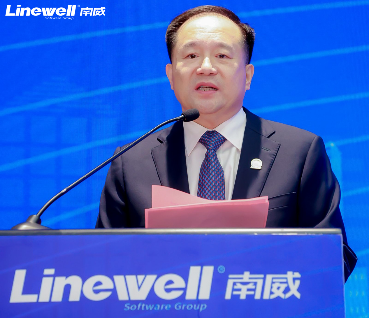 中国软件行业协会副理事长、福建省软件行业协会会长、南威软件集团董事长吴志雄致辞(图片来源:南威软件)