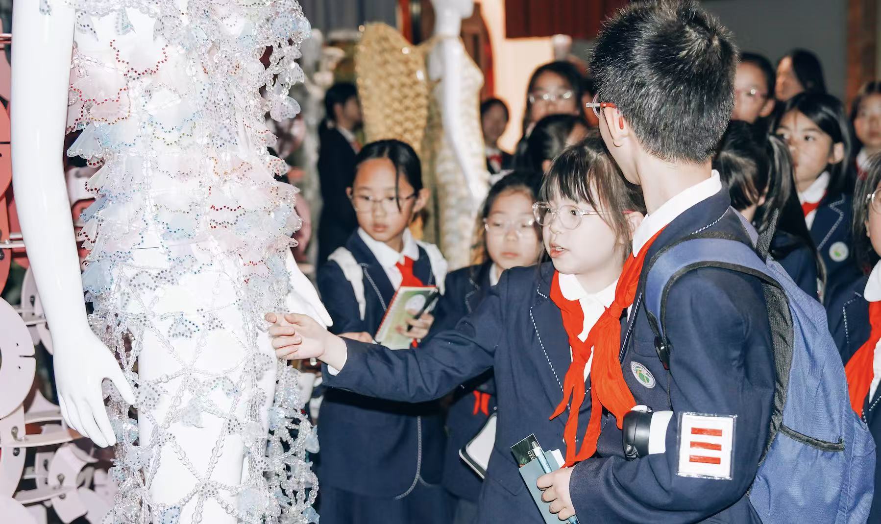 同学们来到了永安百货的神秘地点南五楼“无柱空间”。百联股份图