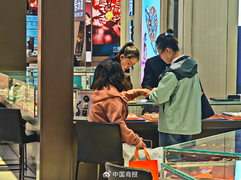 消费者在品牌金店选购金饰。