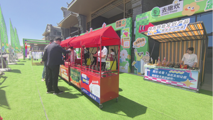 平遥服务区“小市集”摊位前,游客正在选购“山西好物”