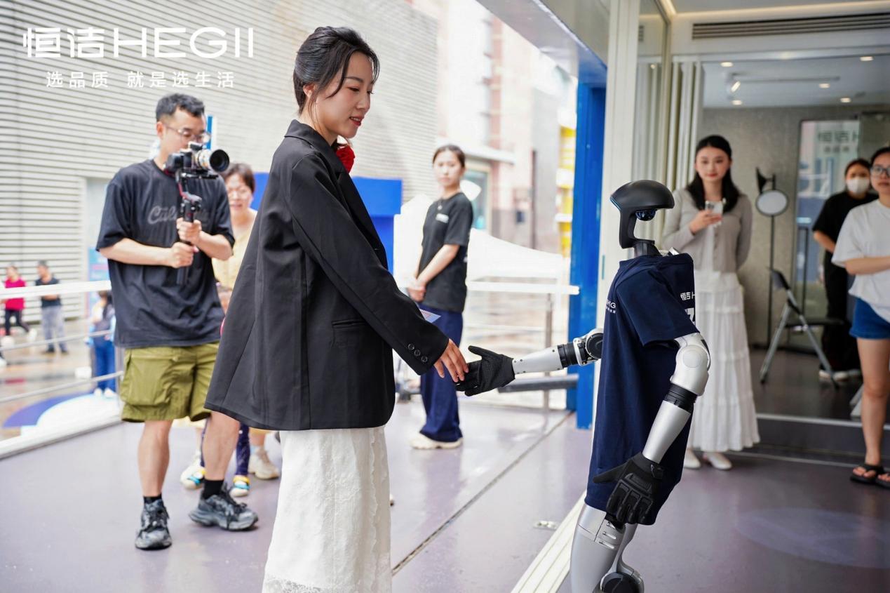 +全卫体验空间里机器人互动图
