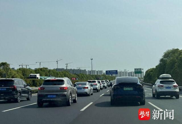 4日下午，长深高速车流量较大。任国勇 摄
