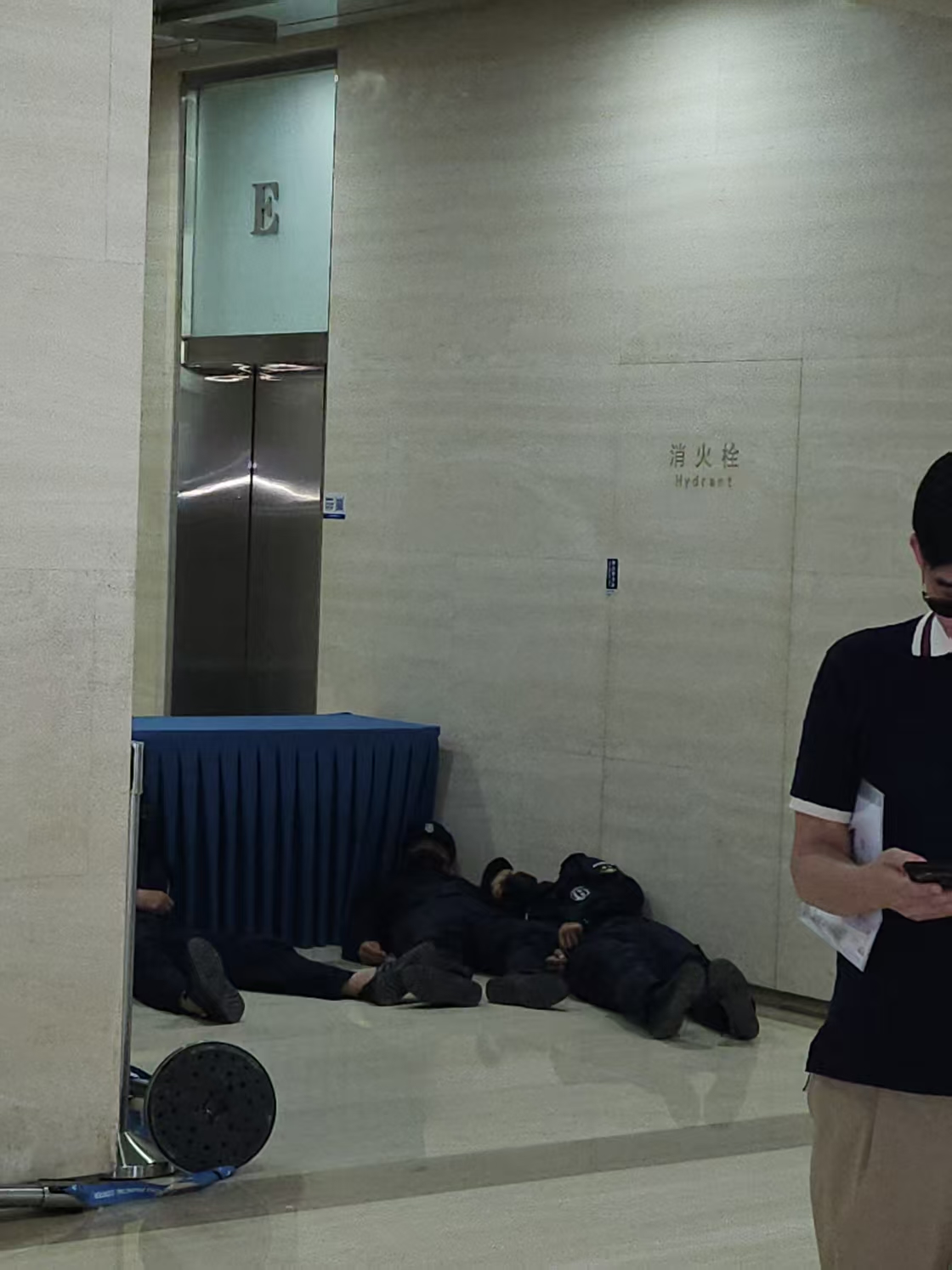 图说:民生 5 股东大会小股东被拦楼下(图片来源:受访者提供)