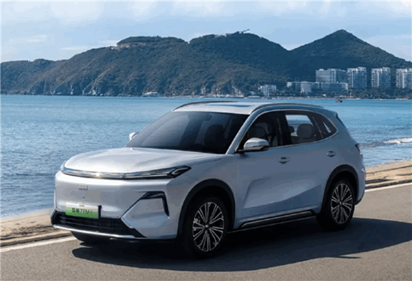 夜间高速逆光自动躲避事故车 车主：吉利银河星舰7救我一命