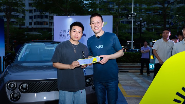 ▲ 李斌在湛江交付首辆萤火虫