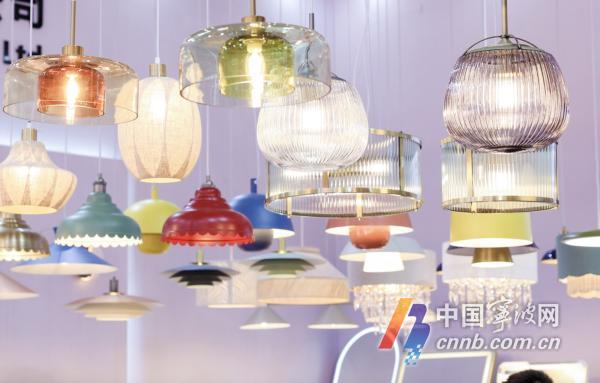 各类灯具展品。殷聪/摄