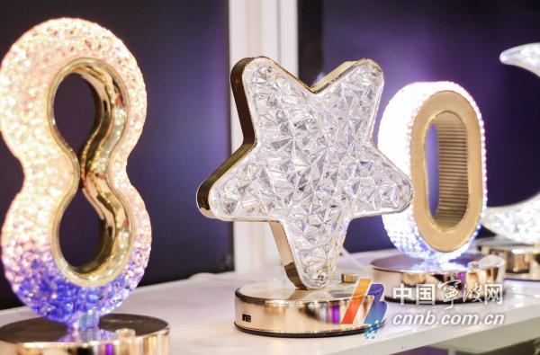 各类灯具展品。殷聪/摄