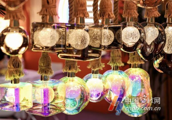 各类灯具展品。殷聪/摄