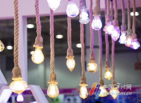 各类灯具展品。殷聪/摄
