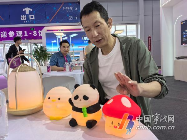 崔健展示新款小夜灯。殷聪/摄