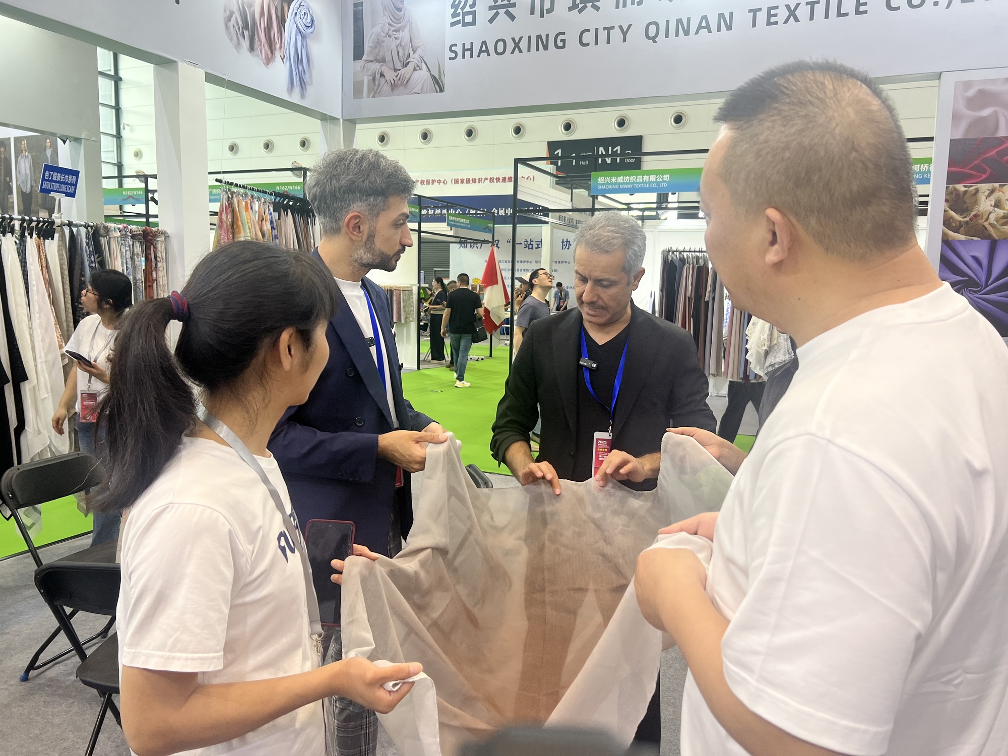一场展会连接全球市场 来看外国人眼中的纺博会|样品_新浪新闻