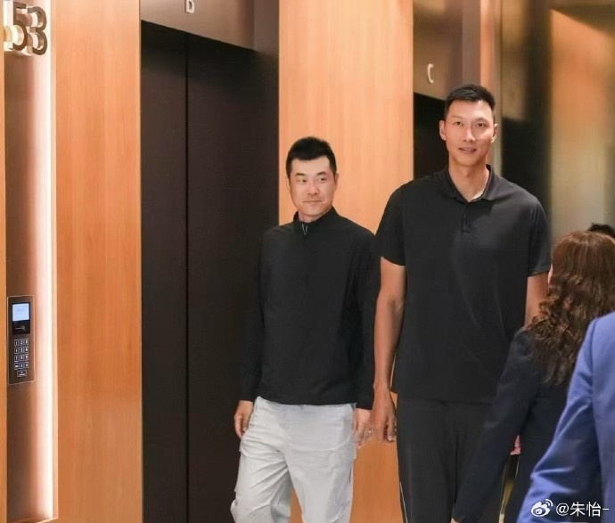 易建联昨天和王仕鹏一同出席活动 阿联退役后反而瘦了？