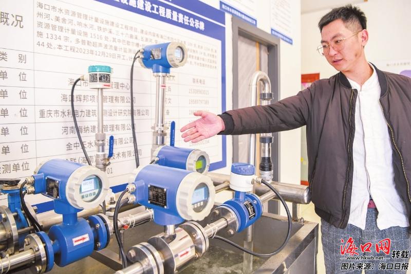 市水资源管理计量设施建设工程项目工作人员在介绍水资源管理计量设备功能。记者 苏弼坤 摄
