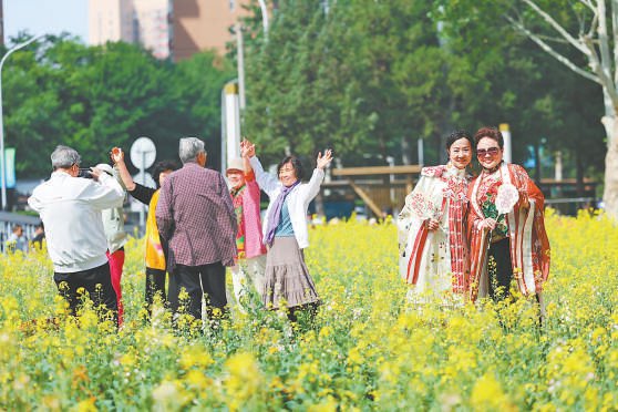 “春花鎏金”油菜花市集开市。 本报记者 程功 摄