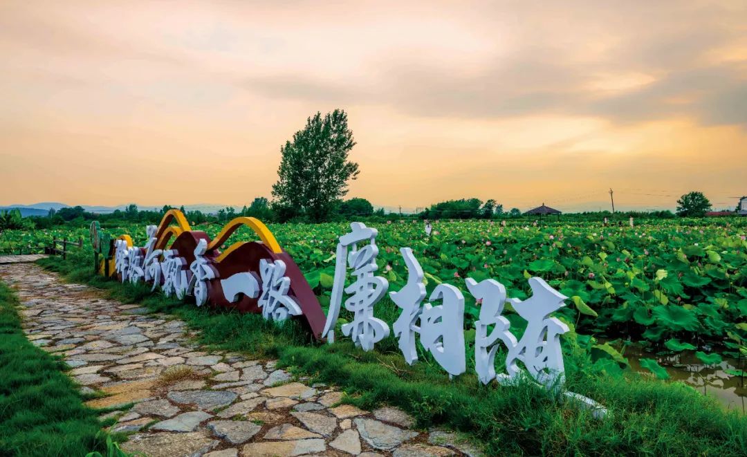 湖北荊門京山市,荷花堰村廉政文化公園內的標語。圖/視覺中國
