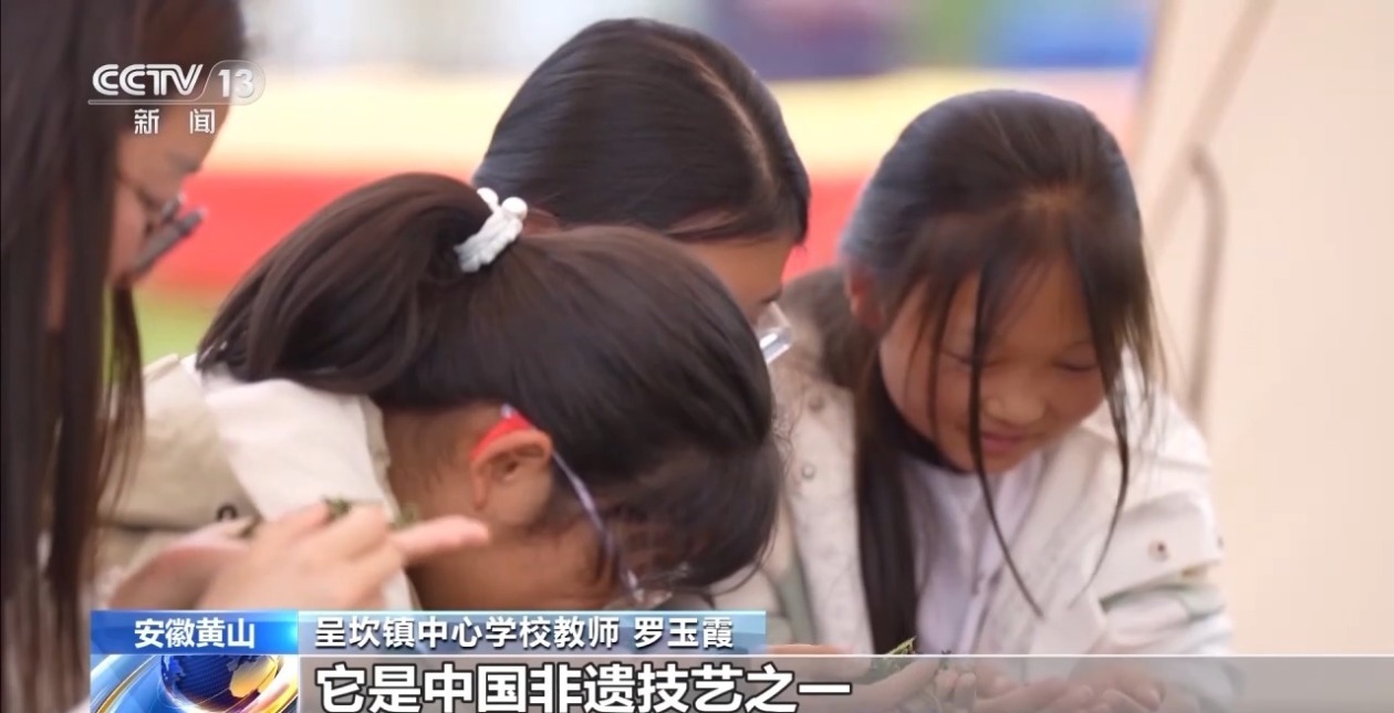 呈坎镇中心学校教师 罗玉霞 :我们带孩子来体验炒茶技艺,它是中国非遗技艺之一,所以我觉得特别有意义,带他们来体验一下。