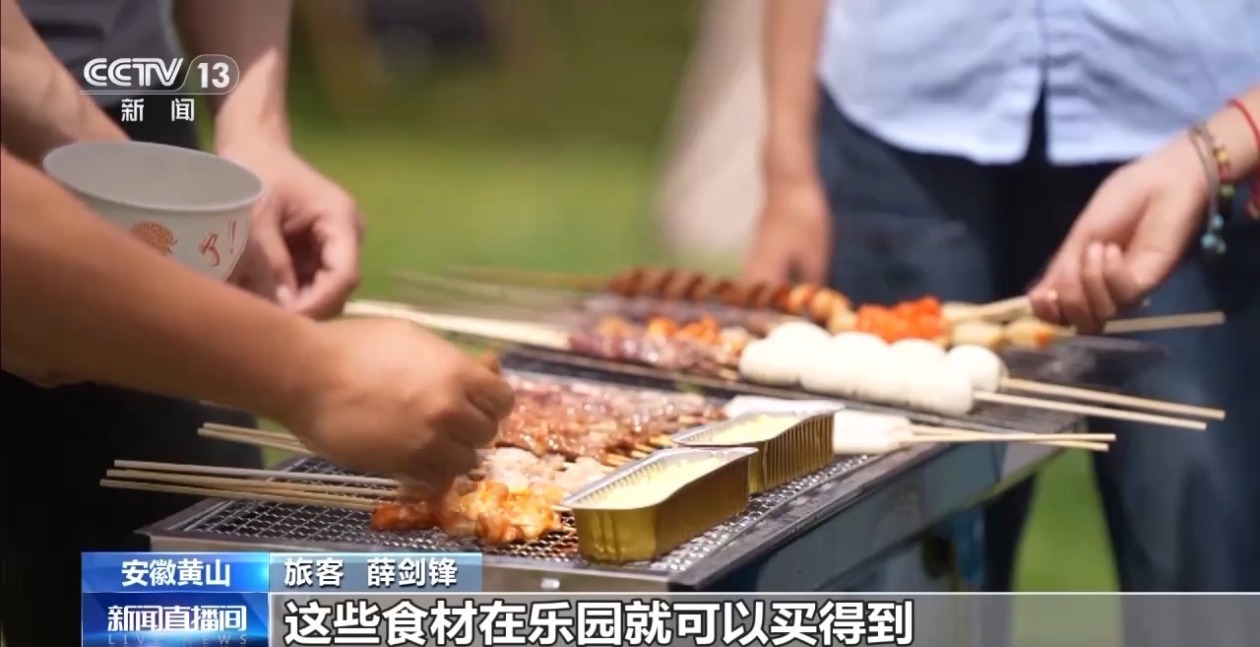 记者: 请问这些食材和工具都是自己带过来的吗?