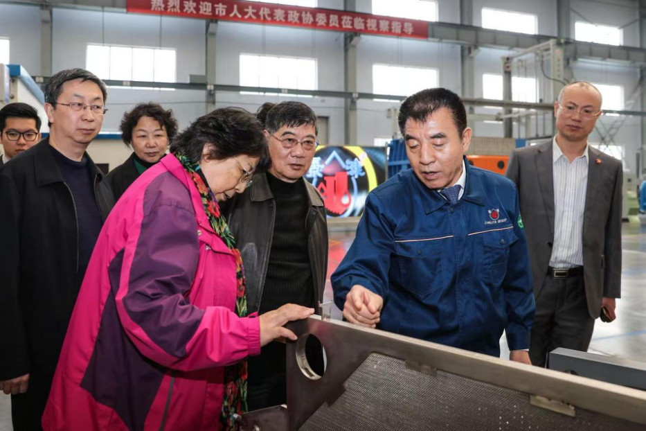 图为景津装备董事长姜桂廷(右二)