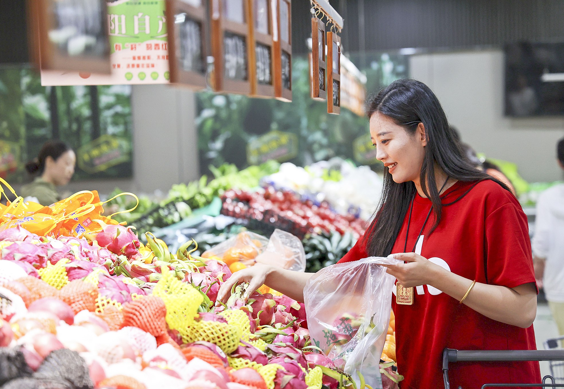 5月10日,消费者在山东省滨州市阳信县一家超市选购水果。 新华社发
