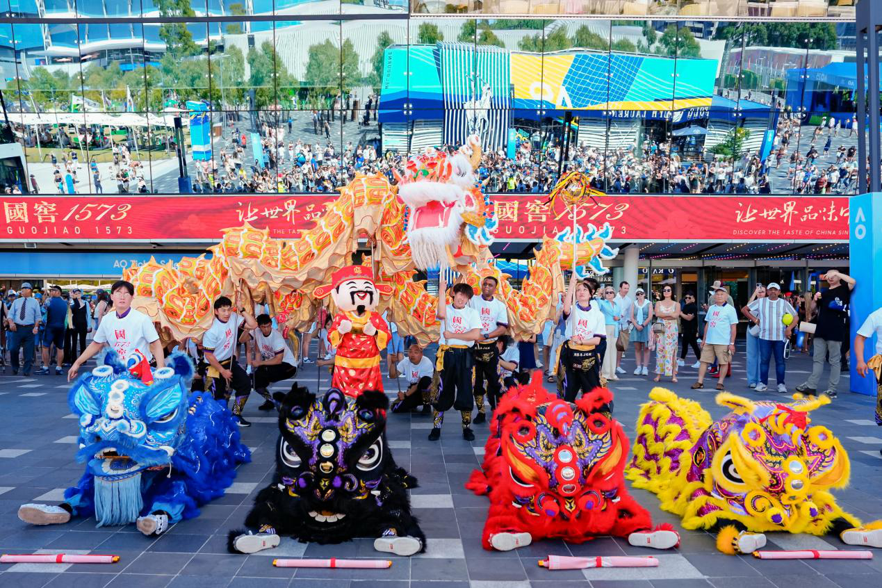 当地时间2025年1月25日澳网迎来1573日主题活动，中国新春元素席卷墨尔本公园
