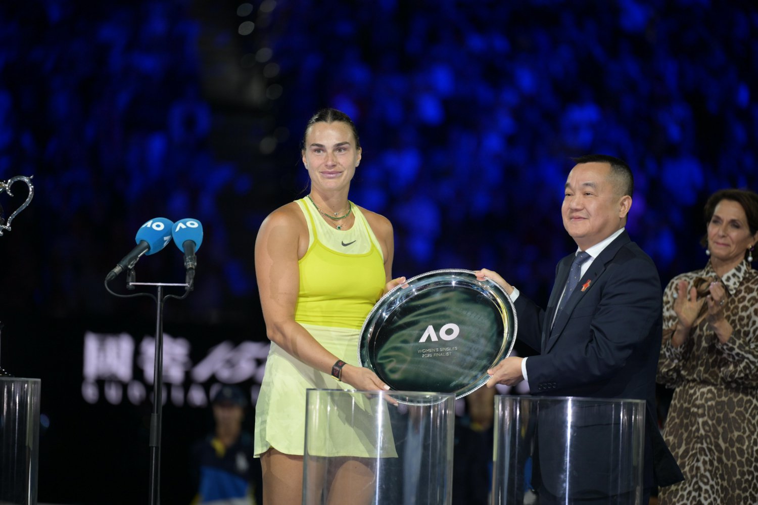 泸州老窖集团（股份）公司董事长刘淼为2025澳网女单亚军萨巴伦卡颁发奖盘