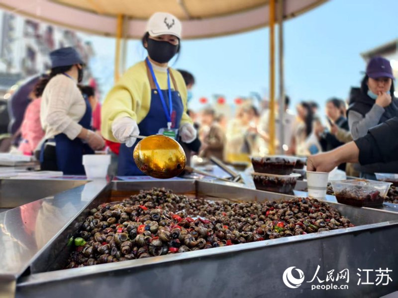 淮安市洪澤區蔣壩週末市集上熱賣的「麻辣小螺螄」。人民網記者馬曉波攝